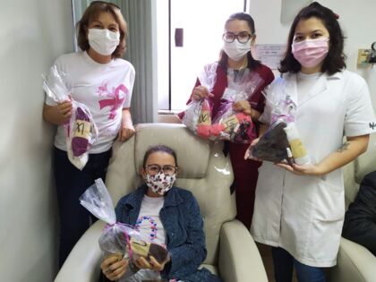 Pacientes em tratamento de câncer recebem 'Kits de afeto'