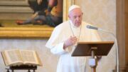 Papa agradece jornalistas por mostrar escândalos na igreja