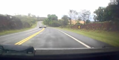 Pista molhada: carro sai da rodovia durante ultrapassagem