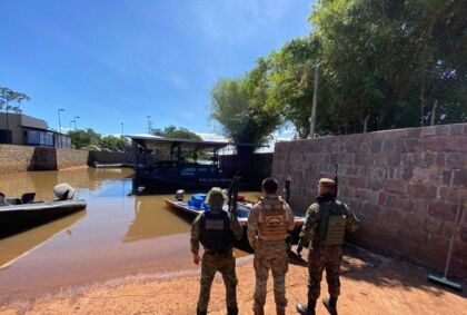 Polícia apreende 970 quilos de maconha em barcos de Guaíra
