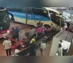 Ônibus invade rodoviária e avança sobre passageiros; veja