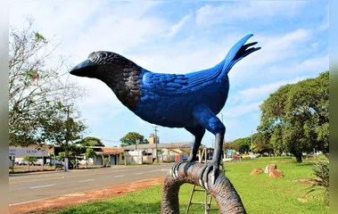 Escultura de Gralha Azul é instalada na praça da rodoviária