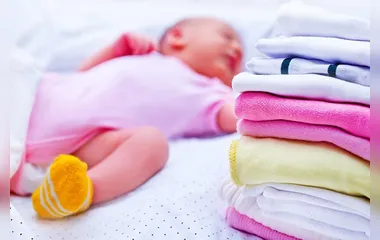 Guia de como lavar roupa de bebê e remover manchas difíceis