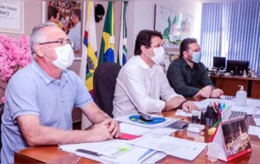 Junior da Femac e secretário João Ortega fazem reunião