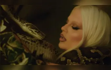 Luísa Sonza dá beijão e sensualiza com cobras em gravação