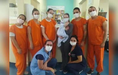 Mãe agradece equipe da UTI Neonatal após filho receber alta