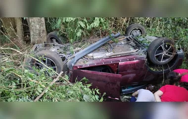 Motorista morre após carro cair em ribanceira na PR-272