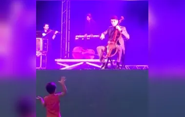 Na web: garotinho pede e violoncelista toca Baby Shark