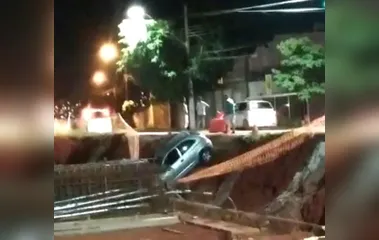 Carro cai em buraco de construção de viaduto, em Londrina