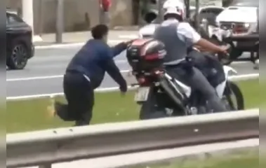 PM algema jovem em moto e o arrasta pela rua em SP; veja