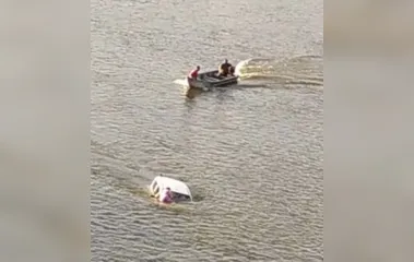 Pescadores usaram um barco para chegar até a motorista  