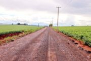 Apucarana recupera estrada rural da região da Vila Reis