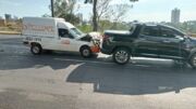 Caminhão derrapa e provoca engavetamento em Apucarana