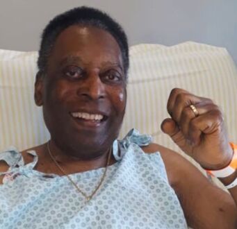 Pelé tranquiliza fãs após sessão de quimioterapia