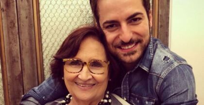 Thales Bretas passa Ano Novo com a mãe de Paulo Gustavo