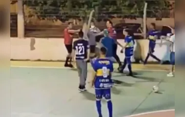 Árbitro saca arma e aponta para jogadores de futsal no RS