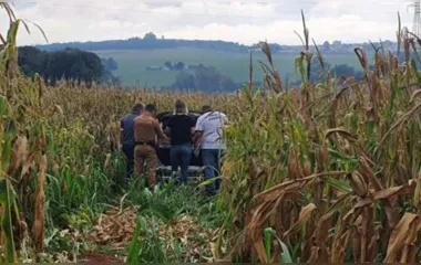 Carro foi encontradp em meio a uma plantação de milho em uma área rural próximo a PR-486, em Cascavel / Foto: Polícia Militar