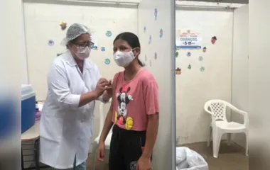 Crianças de 8 a 11 anos são vacinadas em Apucarana