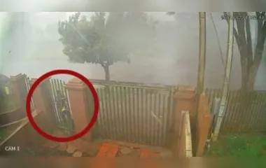Vídeo: homem se agarra a portão para se proteger de vendaval