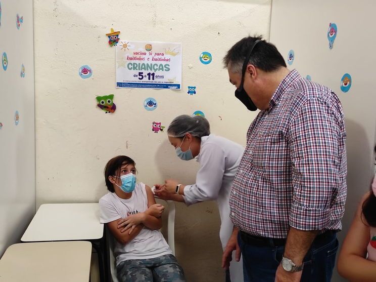 Beto Preto imuniza filhos contra covid-19 em Apucarana; Veja