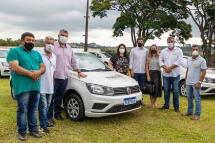 Governo entrega dois carros 0km para saúde de Cambira