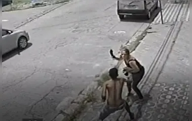 Para evitar assalto, mulher dá sapatadas em ladrão