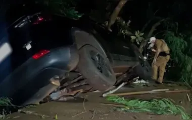 Jeep Compass quase cai em riacho em acidente no Paraná