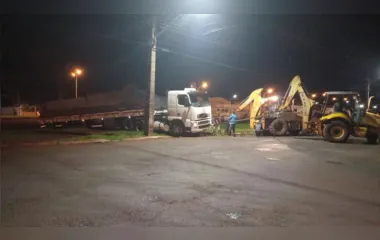 Caminhão fica preso ao tentar atravessar linha férrea; Veja