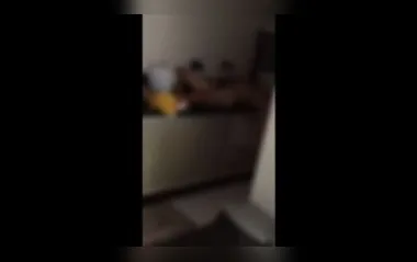 Família encontra homem nu dormindo em cima da pia da cozinha