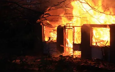 Casa de alvenaria é consumida pelo fogo em Ivaiporã