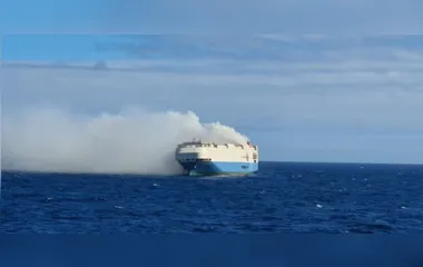 Navio com carros de luxo afunda no Atlântico após pegar fogo