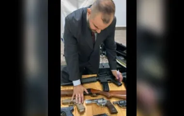 Pastor 'abençoa' armas em igreja de Curitiba; Veja