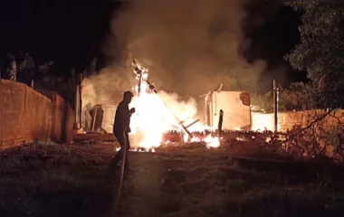 Casa fica totalmente destruída após incêndio em Faxinal
