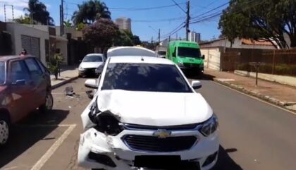 Acidente entre carros deixa trânsito lento em Arapongas