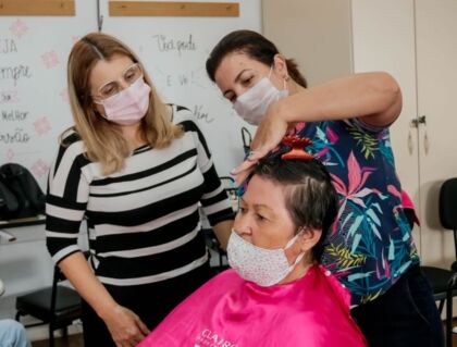 Apucarana: mulheres do Centro Dia recebem cuidados de beleza