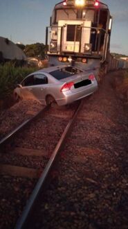 Carro é arrastado após colidir com trem em Apucarana