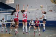 Equipe feminina de vôlei  disputa Campeonato Regional