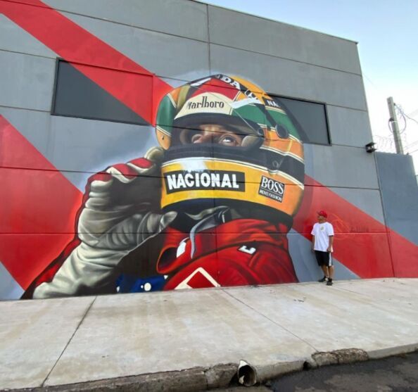 Grafiteiro conclui homenagem a Ayrton Senna, em Apucarana