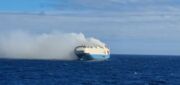 Navio com carros de luxo afunda no Atlântico após pegar fogo