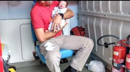 O soldado Lucas Ritixen e o bebê que estava engasgado