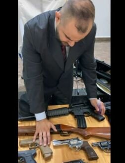 Pastor 'abençoa' armas em igreja de Curitiba; Veja