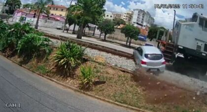 Vídeo: locomotiva arrasta veículo com idosas por quase 70 m