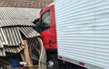Caminhão invade casa em pesqueiro em Borrazópolis