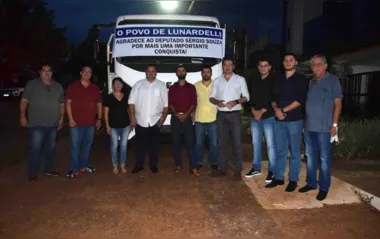 Deputado Sergio Souza entrega caminhão prancha 0 km para Lunardelli