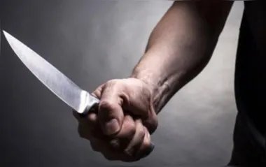 Homem é preso após correr com faca em mãos atrás da esposa