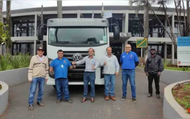 Prefeitura de Jardim Alegre adquire caminhão caçamba 0 km