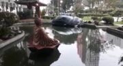 Carro invade Praça do Japão e cai em tanque de peixes