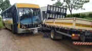 Colisão entre ônibus escolar e caminhão na PR-160 deixa 17 feridos