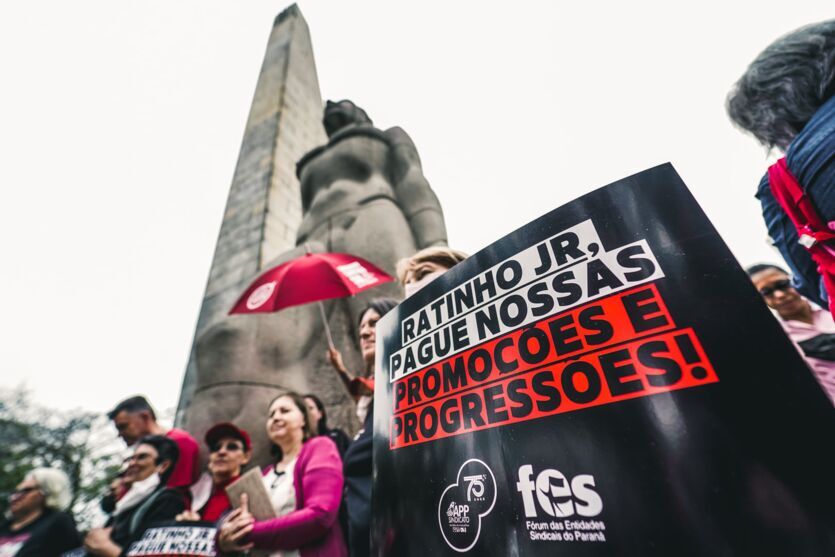 Manifestação reúne milhares de professores em Curitiba
