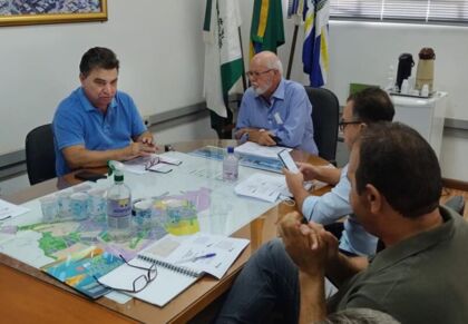 O prefeito Sérgio Onofre e os demais prefeitos do consórcio, durante reunião em Rolândia